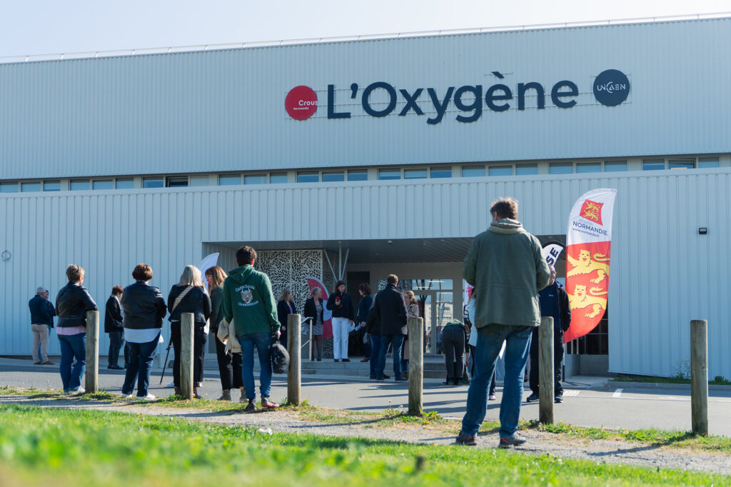 La façade du bâtiment lors de la visite du bâtiment l'Oxygène au Campus 1 de l'Université de Caen.