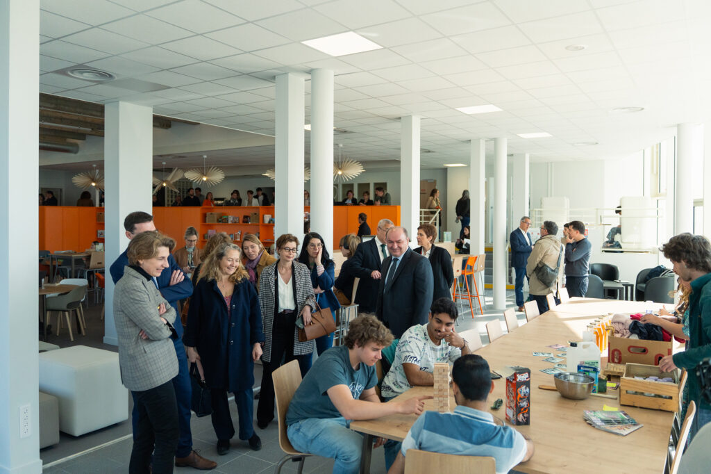 Les différents élus conviés à l'inauguration du bâtiment "l'Oxygène" observent des étudiants profiter du lieu pendant leur visite.