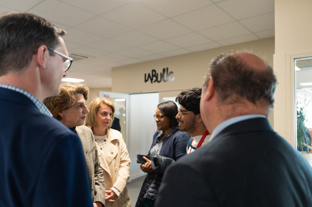 Un échange entre élus et étudiants lors de la visite du bâtiment l'Oxygène au Campus 1 de l'Université de Caen.
