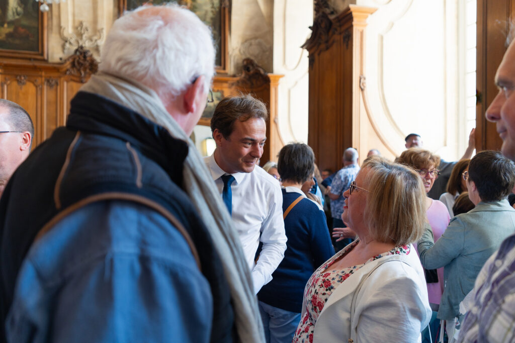 Remise de médailles pour les travailleurs de caen la mer à l'abbaye aux hommes. Aristide Olivier maire de Caen discute avec une invitée.