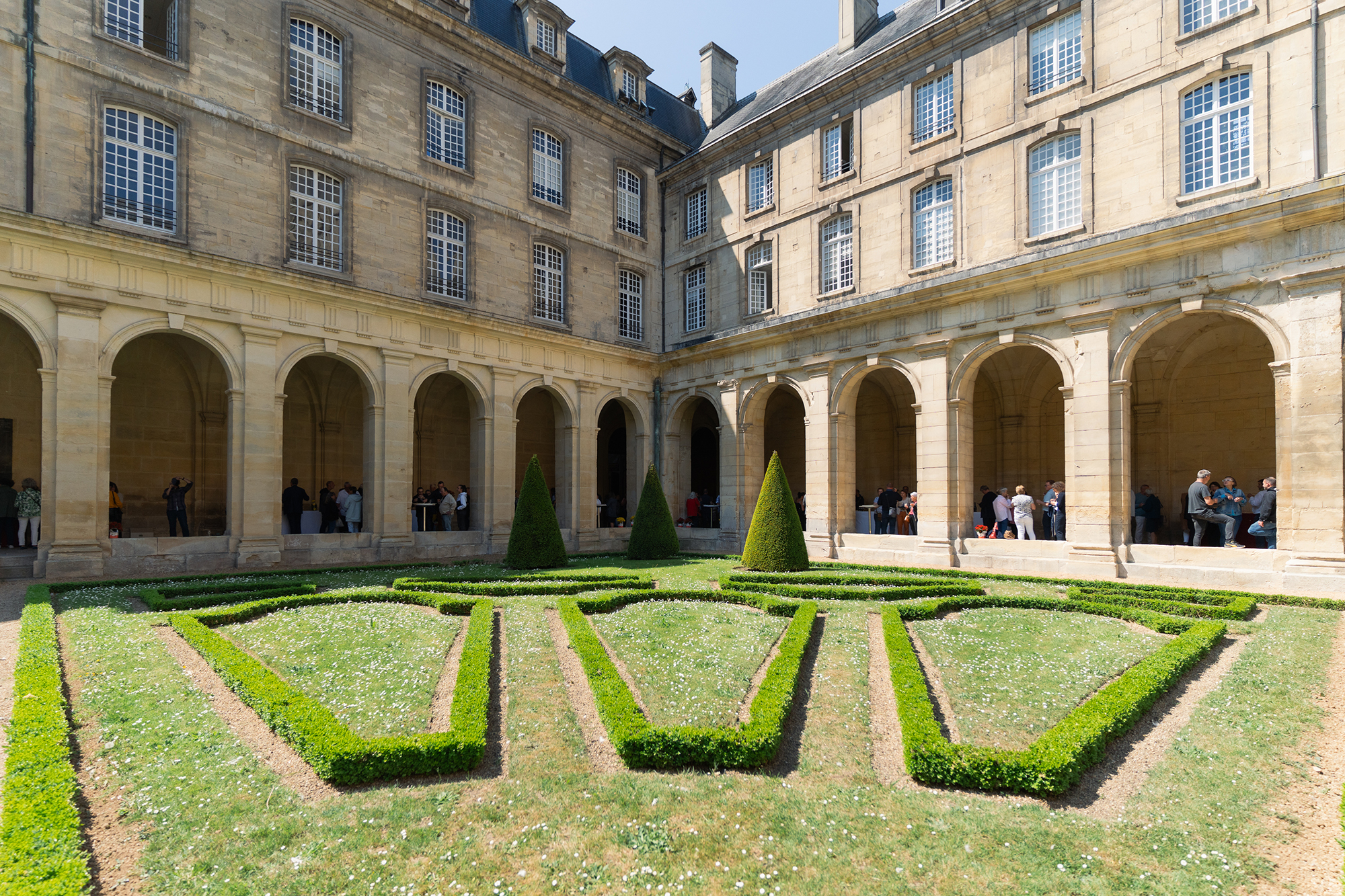 Remise de médailles pour les travailleurs de caen la mer à l'abbaye aux hommes. Les jardins de l'Abbaye aux hommes sous le soleil lors du pot d'amitié.