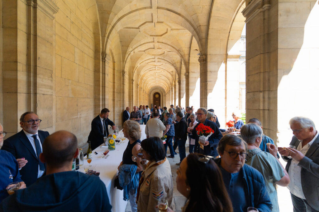 Remise de médailles pour les travailleurs de caen la mer à l'abbaye aux hommes. Les invités profitent du pot d'amitié dans le cloître.